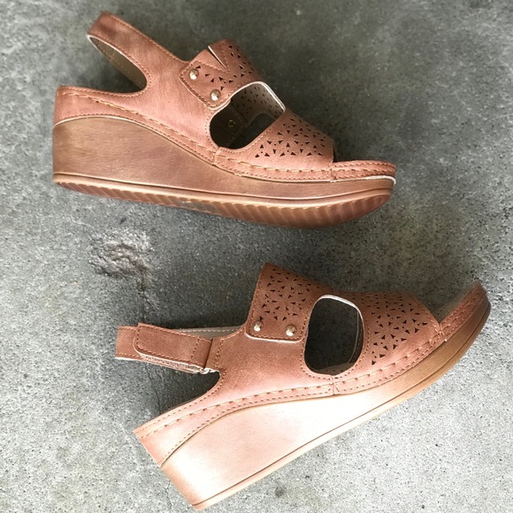 Italina Tan TStrap Comfort Sporty Velcro Sandal 10 - Picture 2 of 8